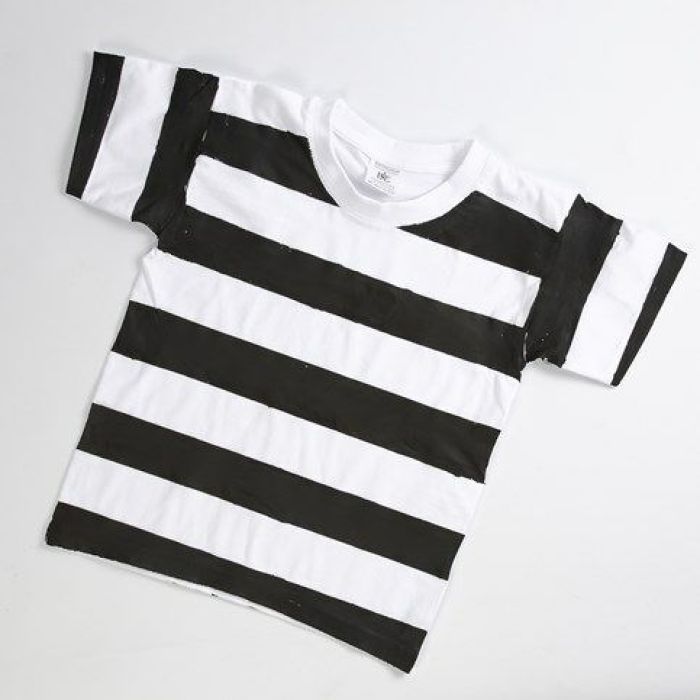 Fangedrakt av hvit T-shirt med svartmalte striper